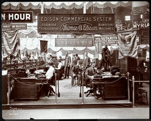 Utsikt över Edison Co.s monter med kontorsutrustning på en mässa i Madison Square Garden, New York, 1905 (silvergelatintryck)